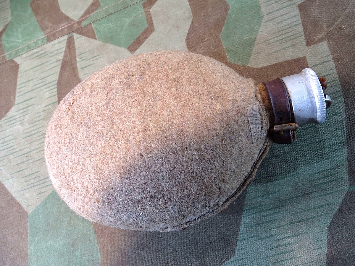 Feldflasche für Wehrmachts Helferinnen. Kleines Modell, daß an den Brotbeutel gehört. 