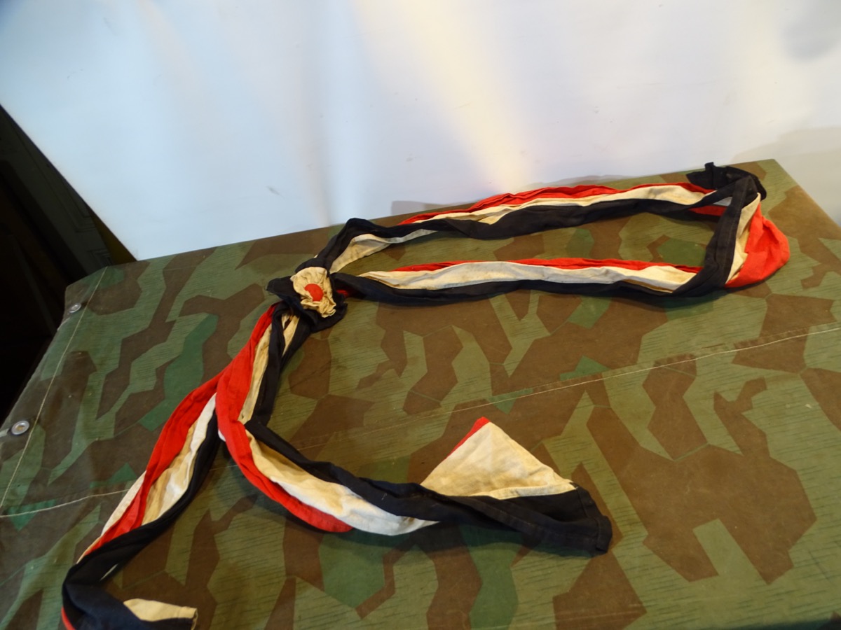 Patriotische Schärpe für Aufmärsche, 2 Rosetten , Reichsfarben schwarz/weiß/rot