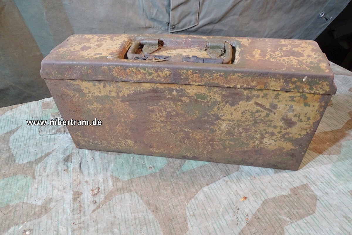 MG 34/42 Patronenkasten 41 gestempelt. Lehmgelb/ feldgrau