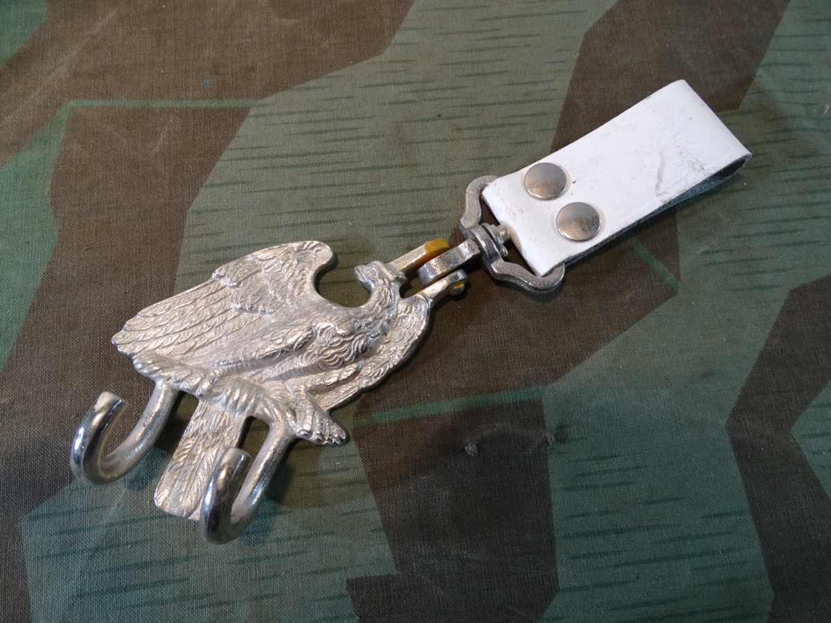 Trommel Tragehaken Modell 1918-1945, H 12 cm, Adler ohne Krone, weiße Koppellasche. 