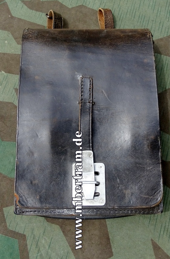 Kartentsche, ähnlich Wehrmacht, schwarzes Glattleder.