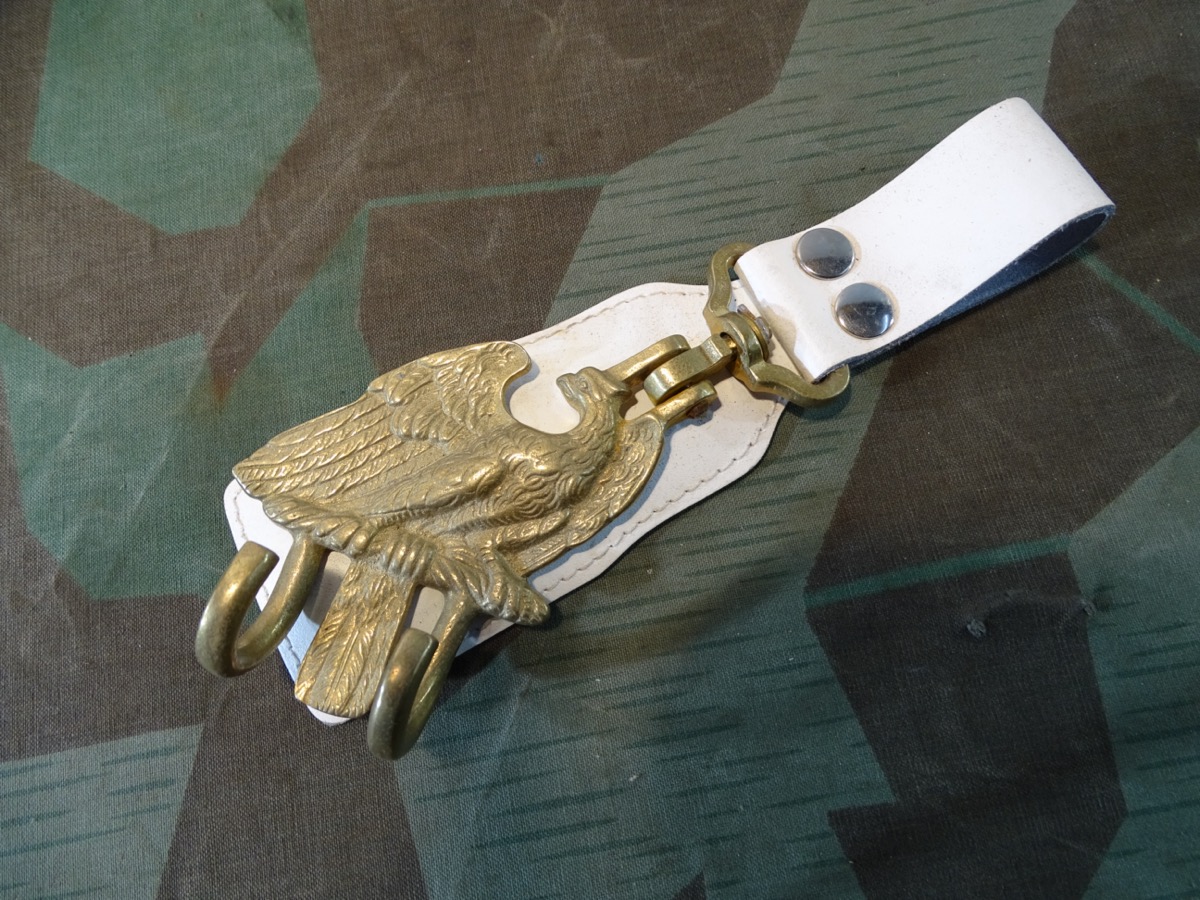 Trommel Tragehaken Modell 1918-1945, Messingfarben, H 12 cm, Adler ohne Krone, weiße Lasche. 