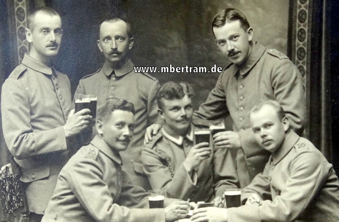 Foto Feldpostkarte Studiofoto, Angehörige des S.B. Res. Inf. Rgt. 16