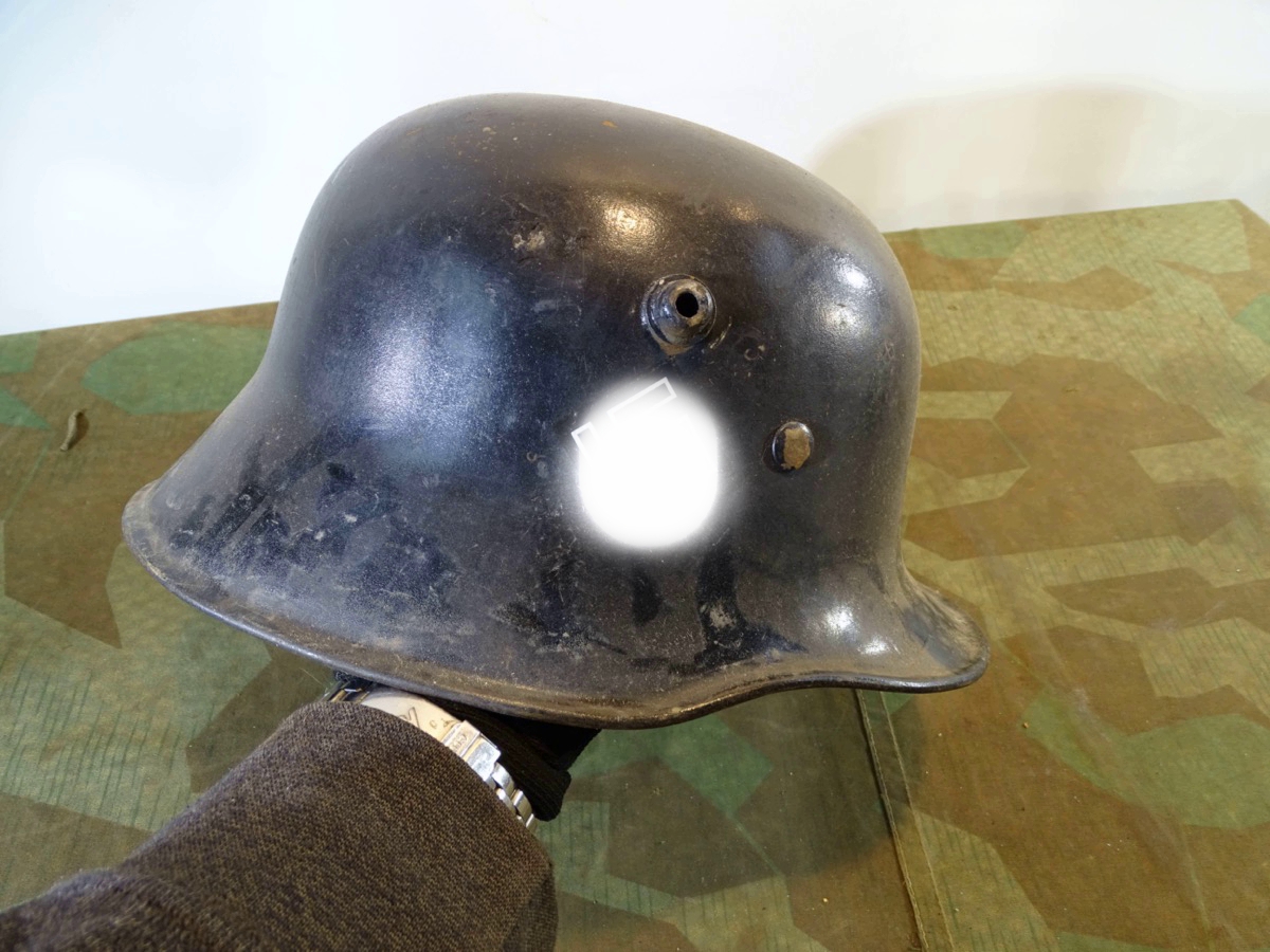 Schwarzer M 18 Stahlhelm mit Original WH Innenleben, 1. / 2. Weltkrieg