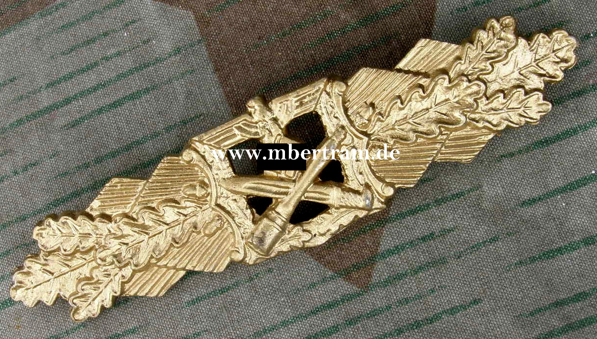 Replik: " Nahkampfspange in Gold"