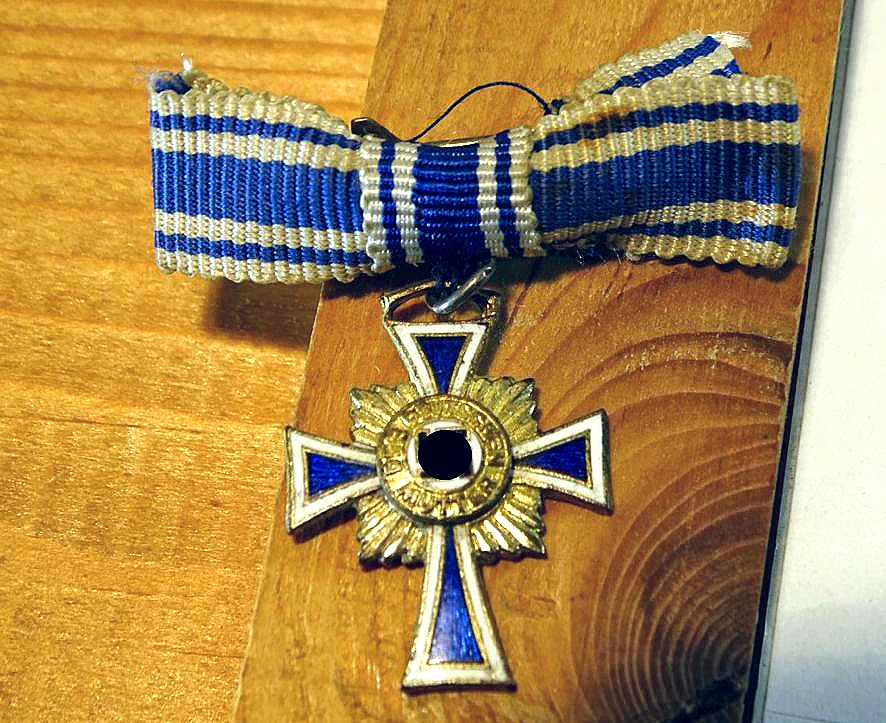 Miniatur an Bandschleife - Ehrenkreuz der deutschen Mutter in Gold 