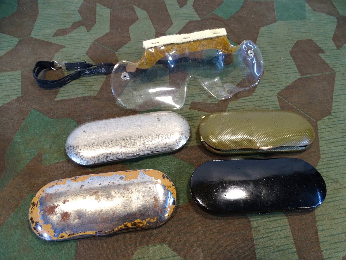 4 alte Blech Brillenhüllen, 1 Schutzbrille ( 1. / 2. Weltkrieg / Bundeswehr ) 
