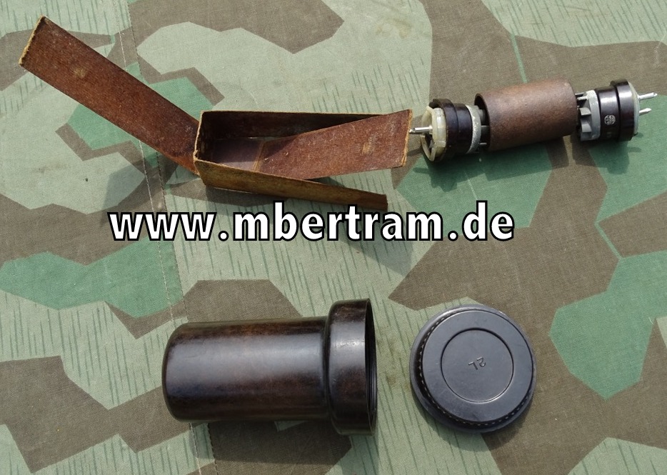 Bakelit Zünderdose 2 L mit 2 Deko Luftwaffen Bombenzündern Z 66 A, Selten