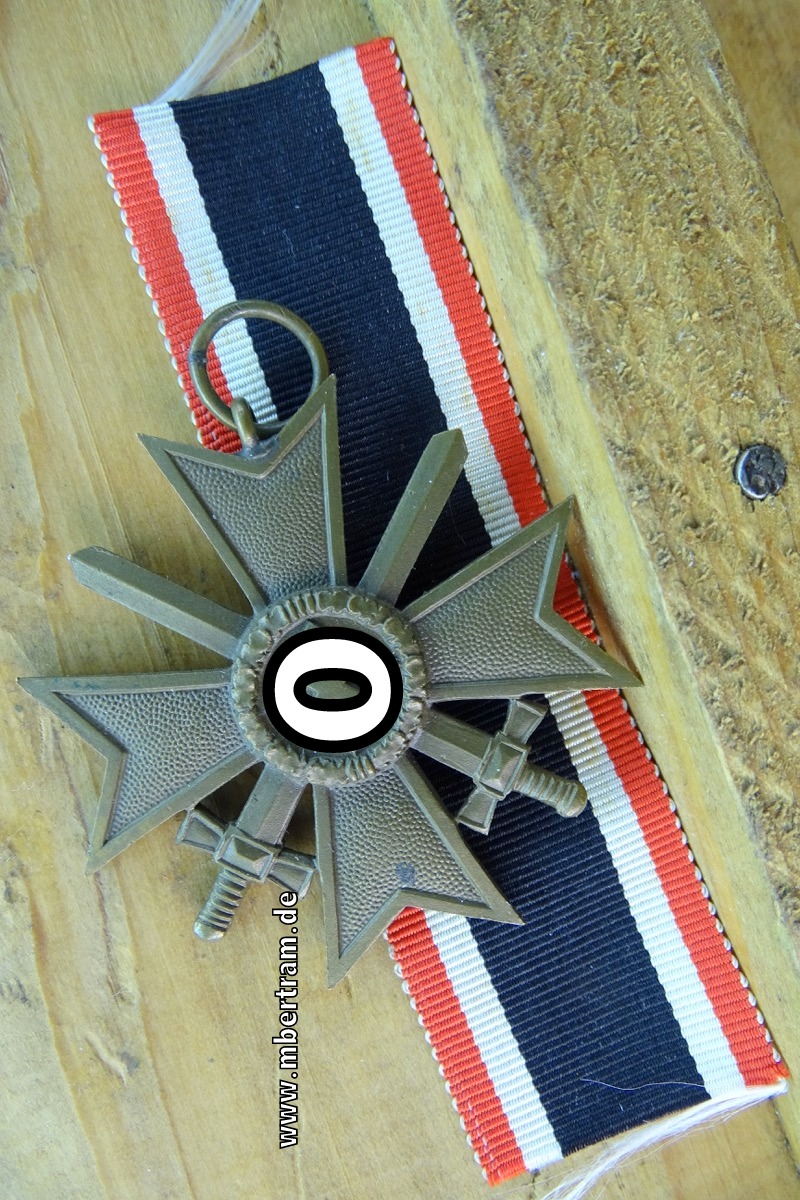 Kriegsverdienstkreuz 1939 2. Klasse mit Schwertern, Buntmetall, am Band