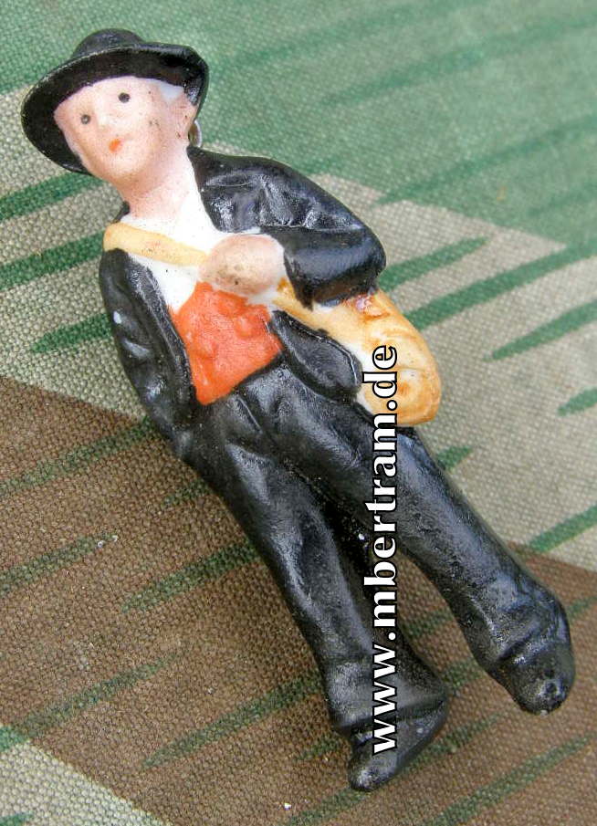 WHW, März 1939. Farbige Porzellanfigur: Zimmermann