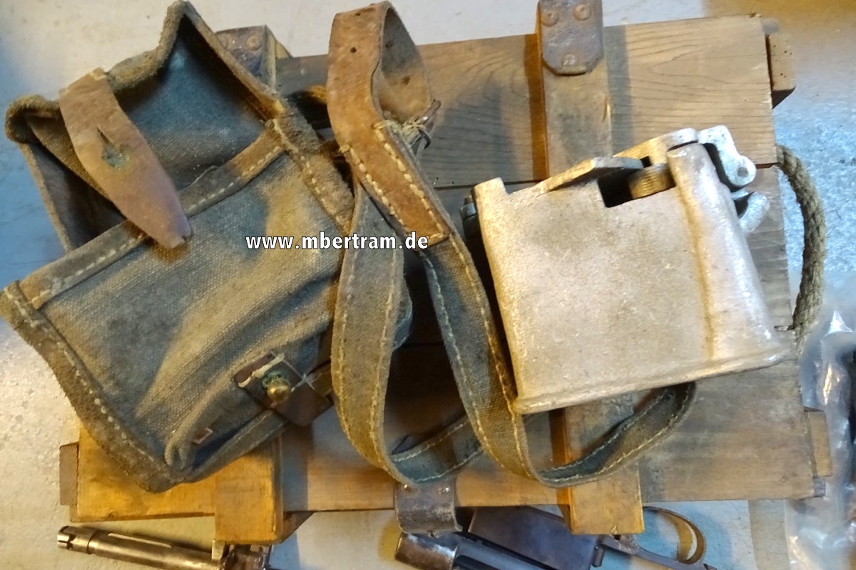 MG 30 ( t) Magazinlader Alu, mit kleiner Packtasche, Leinen,  Zustand 3