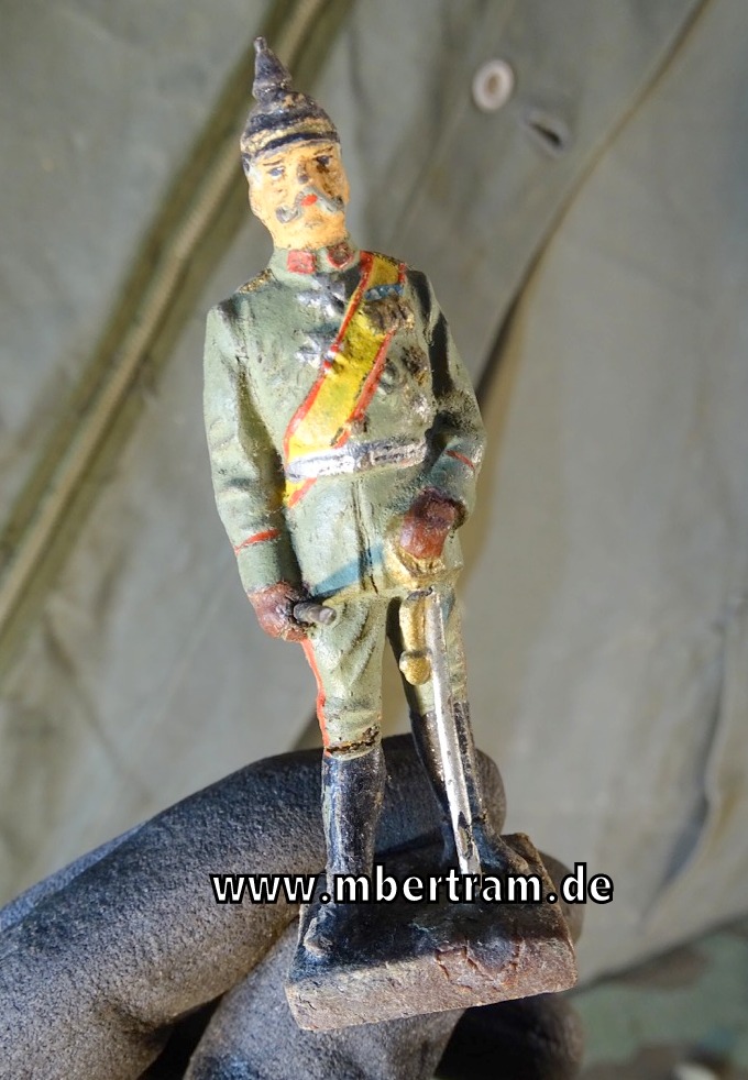 Lineol - Generalfeldmarschall v. Hindenburg stehend, mit Pickelhaube.