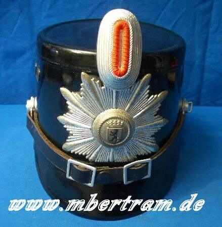 Polizeitschako Mannschaften Berlin, Riemen, Kokarde Gr. 56.