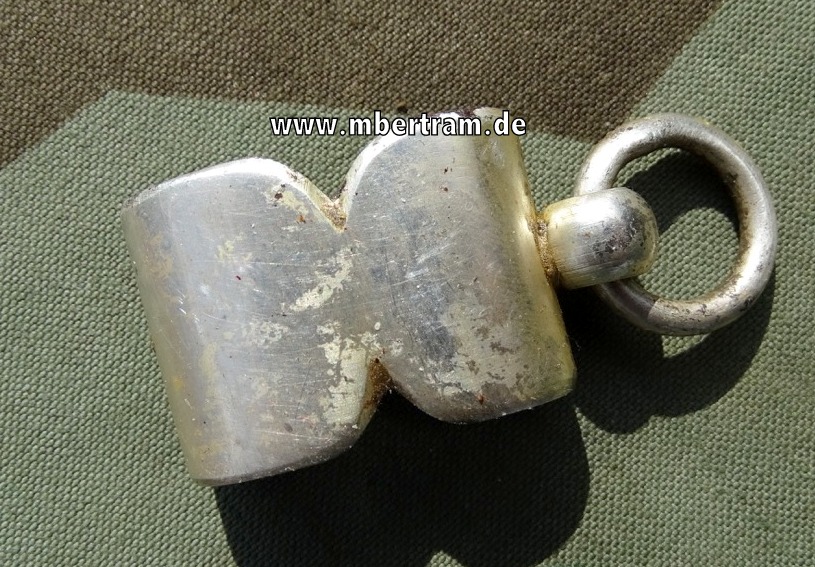 Mittlerer Scheidenbeschlag für Luftwaffen Borddolch,  Eisen versilbert.