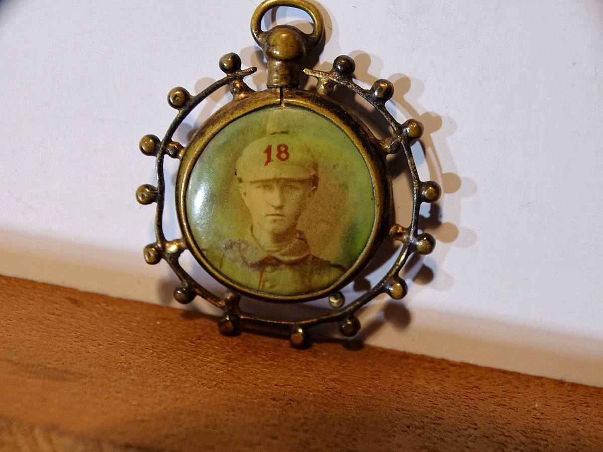 Medaillon 1. Weltkrieg mit einem Feldgrauen mit Pickelhaube,  Rgt. Nr. 18