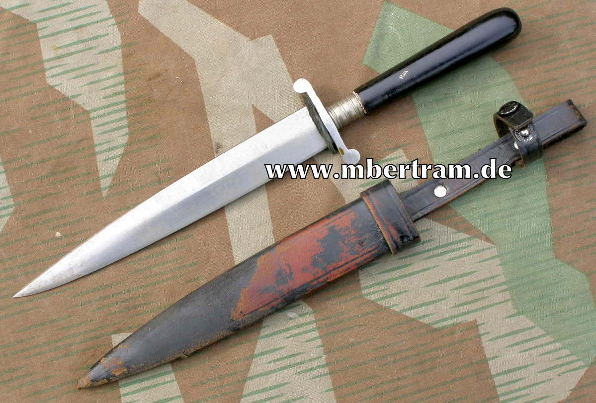 Privat beschafter Grabendolch/Kampfmesser, Lederscheide