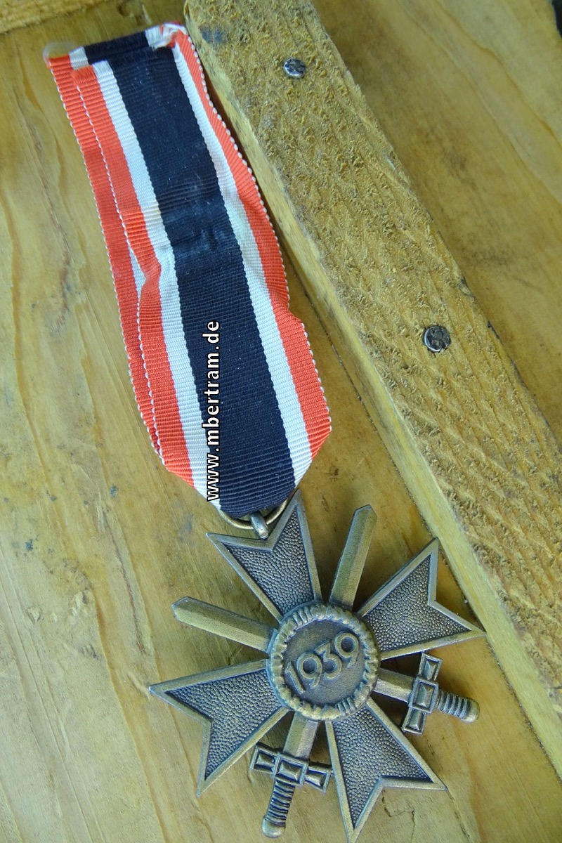 Kriegsverdienstkreuz 1939 2. Klasse mit Schwertern, Buntmetall, am Band