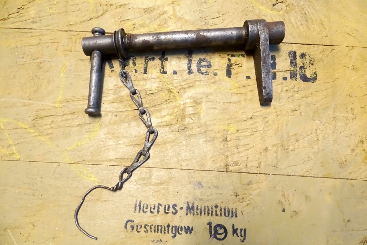 MG Maxim M 1910 Lafettenbolzen mit Mutter, Ohne Aufschieb Muffe