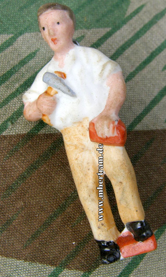 WHW, März 1939. Farbige Porzellanfigur: Maurer