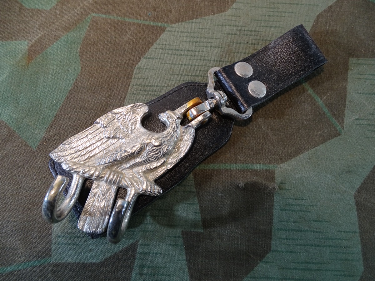 Trommel Tragehaken Modell 1918-1945, H 12 cm, Adler ohne Krone, schwarze Lasche. 