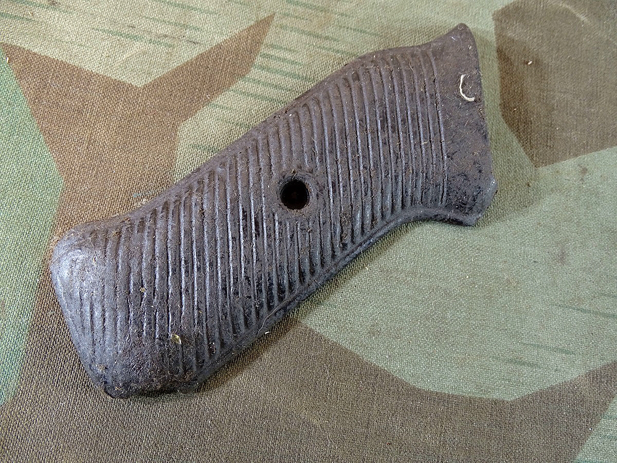 Einzel Original Griffschale für MP 40 Wehrmacht, unten leicht abgewetzt. 