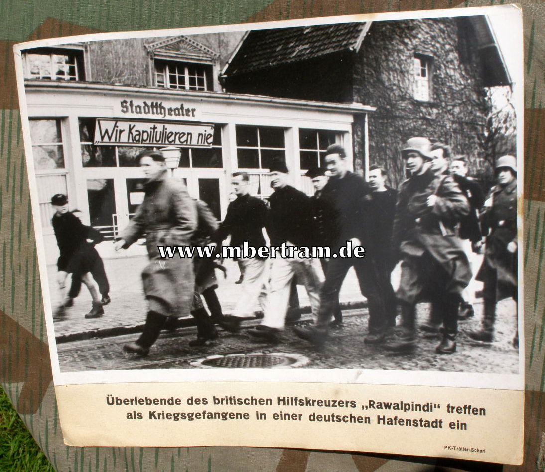 Grosses Pressefoto ca. 17x24cm " Die überlebenden des Brit. Hilfskreuzers Rawalpindi in dt. Sta