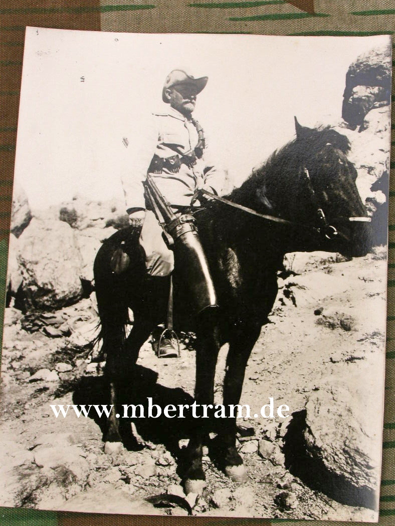 2 Fotos Deutscher Afrika Kolonialoffizier zu Pferde um 1917