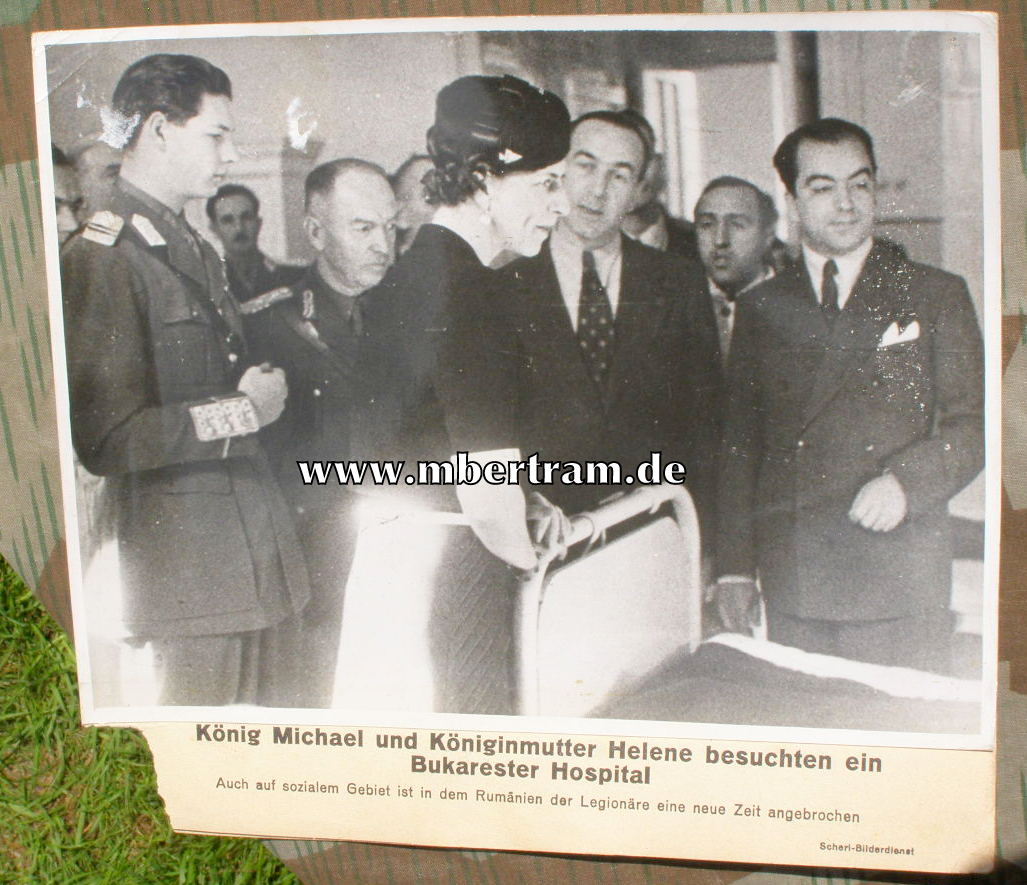Grosses Pressefoto ca. 17x24cm " König Michael u. Königsmutter Helene bei Besuch in Bukarester 