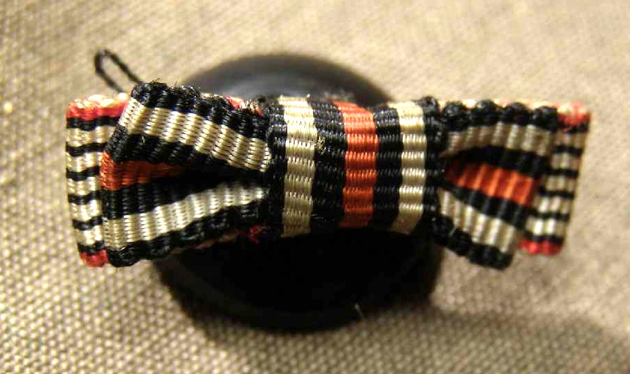 2er Knopfschleife Ehrenkr.f.Frontk., Kreuz f. Kriegshilfsdienst.