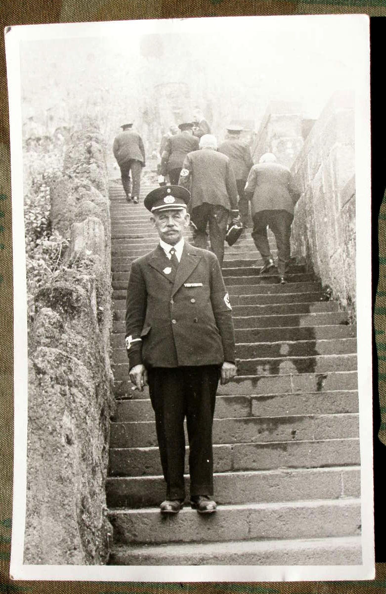 Portraitfoto: Mitglied eines Kriegervereins 1937. HK Armbinde