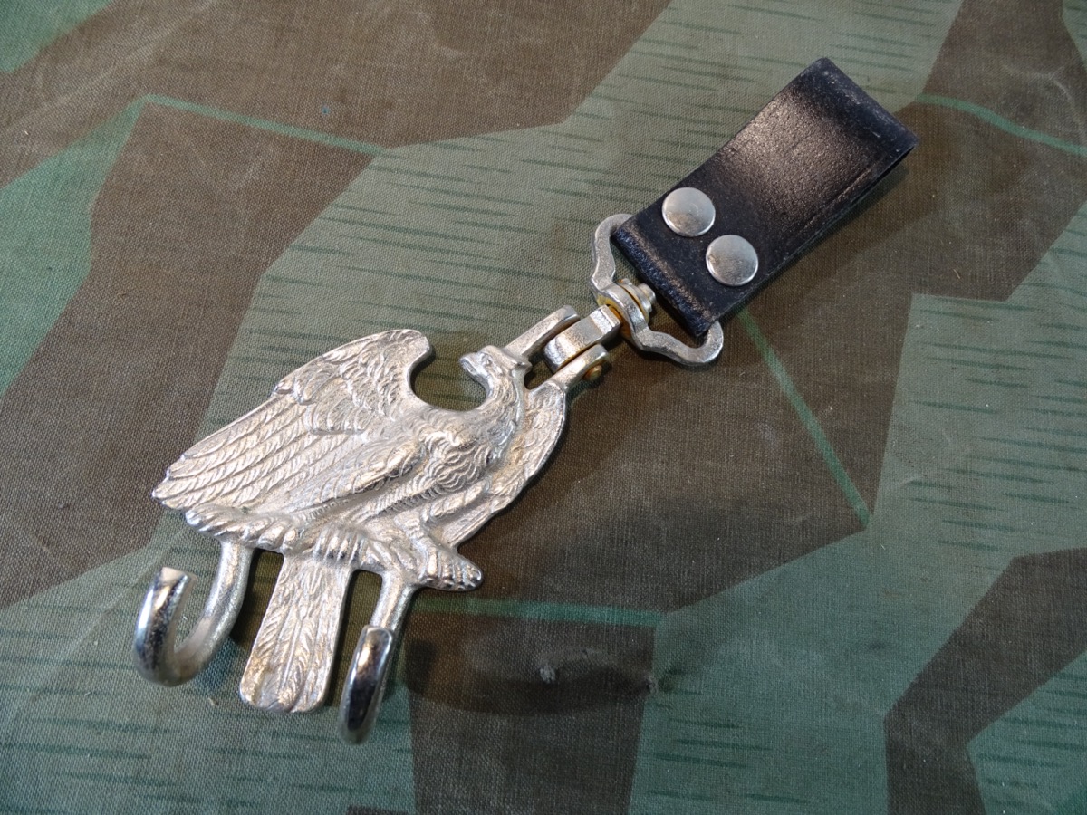Trommel Tragehaken Modell 1918-1945, H 12 cm, Adler ohne Krone, schwarze Koppellasche. 