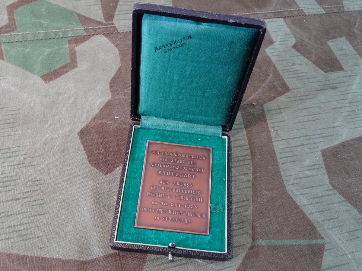 Plakette mit Schatulle Wehrmachts Handballspiel gegen Zivil, Stadt d. Auslandsdeutschen Stuttgart  1937