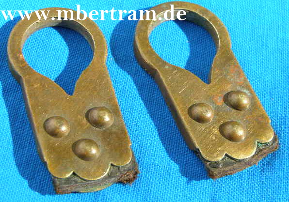 EIN PÄRCHEN KINNRIEMEN ÖSEN FÜR LEDERHELME