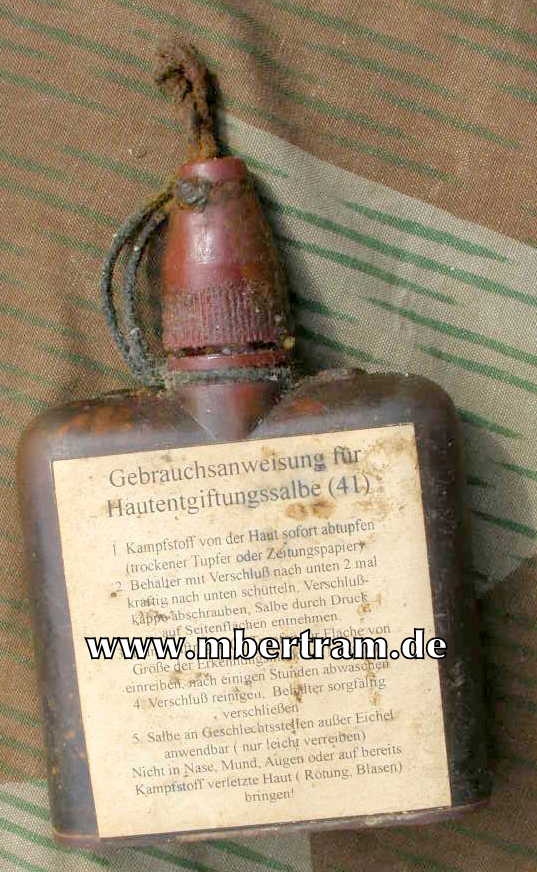 WH Gas-Hautentgiftungssalbe 41,  braunes Bakelit. Fläschchen
