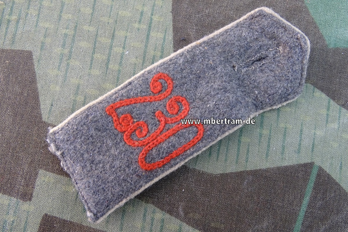1.Weltkrieg, feldgraue Schulterklappe, Regimentsnummer 230, weiße Paspel