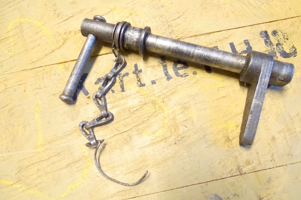 MG Maxim M 1910 Lafettenbolzen mit Anbauteilen