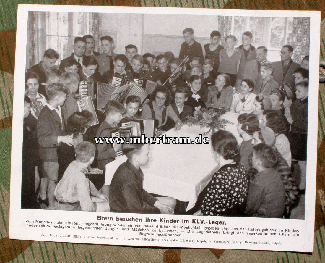 Eltern besuchen Ihre Kinder im KLV Lager, 30.05.1944