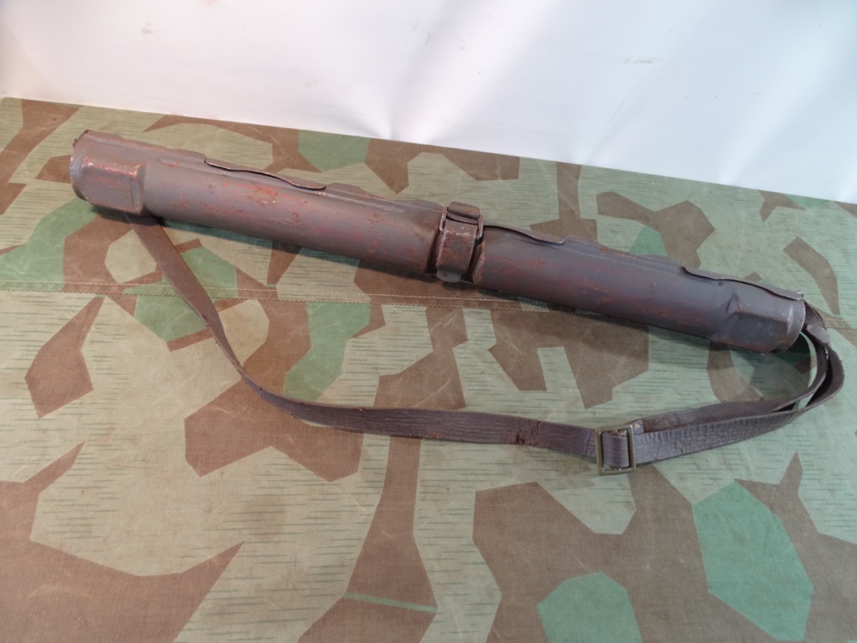 Luftwaffe / Fallschirmjäger Ersatzlaufbehälter für MG 42,  Webriemen.  "Laufschützer 42" Hst. Code u.WaA, blaugrau
